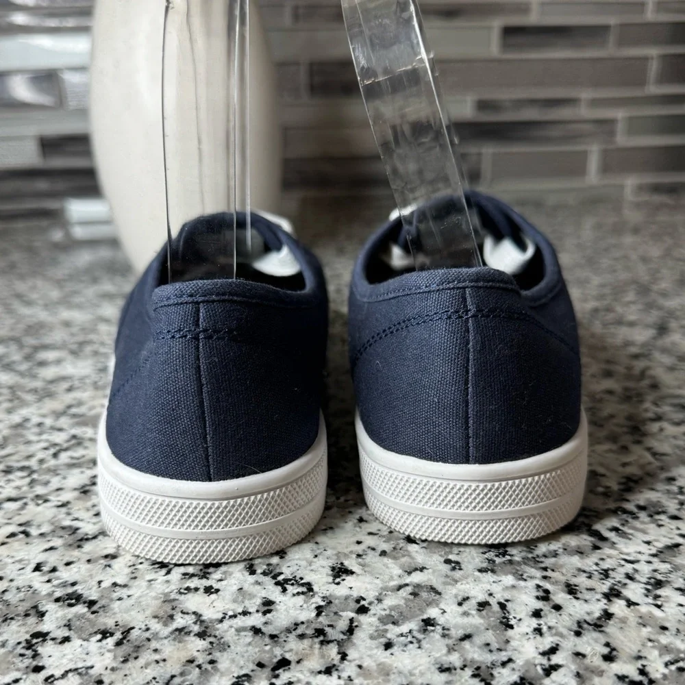 Children’s Place | Little Boys Navy Blue and White Shoes Size 4